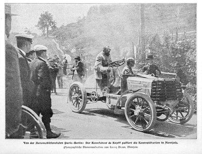 Bild der Autofahrt Paris-Berlin. Der Rennfahrer de Knyff passiert die Kontrollstation in Montjoie von Lorenz Braun